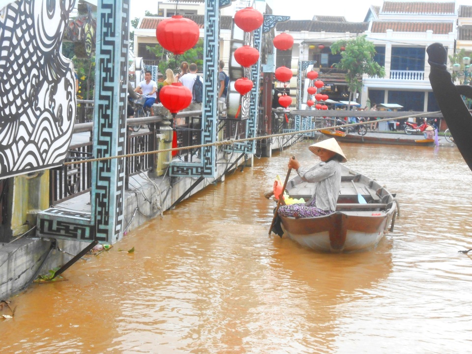 Không thể chèo thuyền qua lại dưới chân cầu nên lượng khách đi thuyền cũng ít
