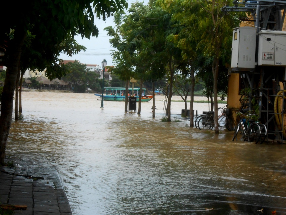 14h, nước lên nhưng có dậu hiệu chững lại