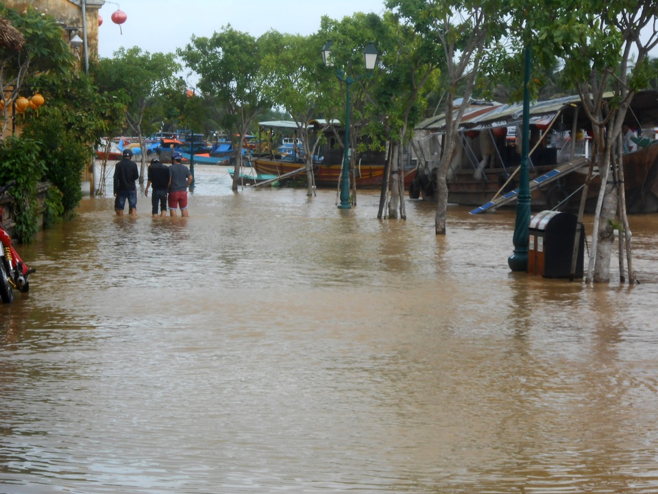 Nhiều nhân viên nhà hàng, quán ăn phải lội bộ vào nhà hàng ở đường Bạch Đằng