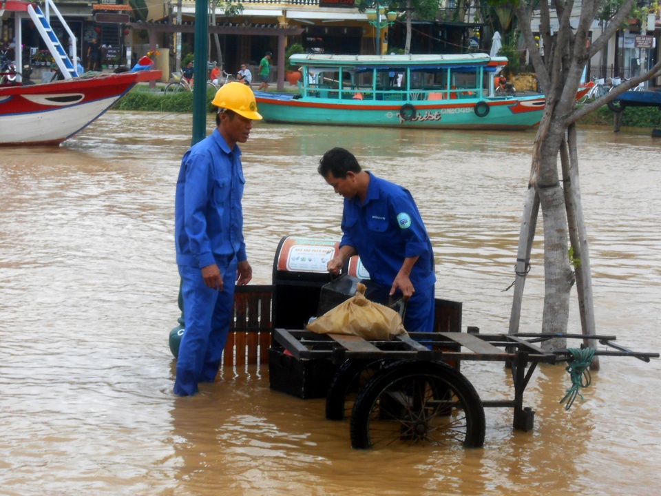 Việc thu gom rác cũng khá khó khăn