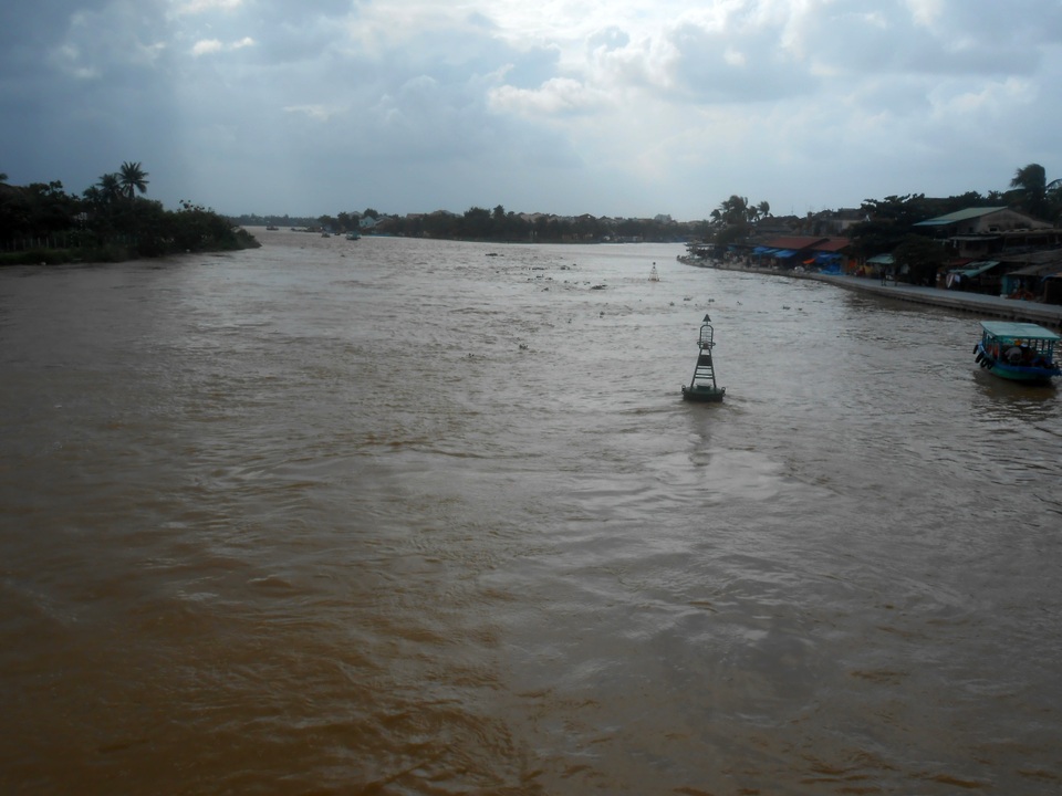 Nước lũ đang đổ về