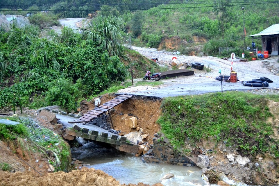 Một cầu bê tông cốt thép trên QL40B bị sập do nước lũ cuốn