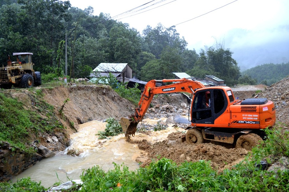 Các đơn vị triển khai thi công cầu tạm km84+160 trên QL40B