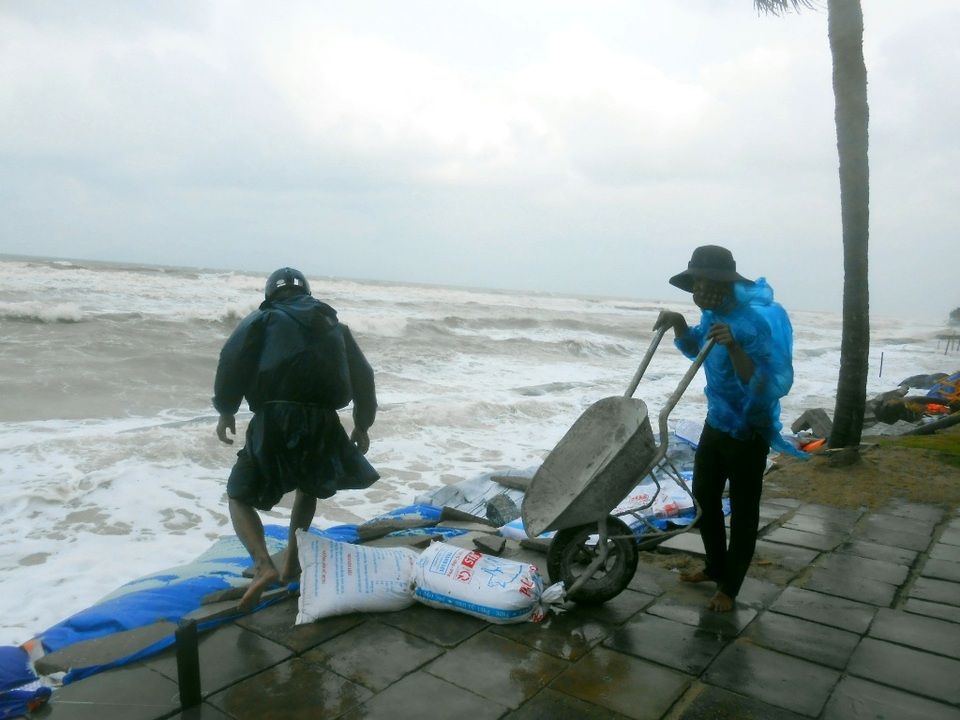 Biển Cửa Đại tiếp tục sạt lở, người dân cố gắng gia cố bảo vệ bờ biển