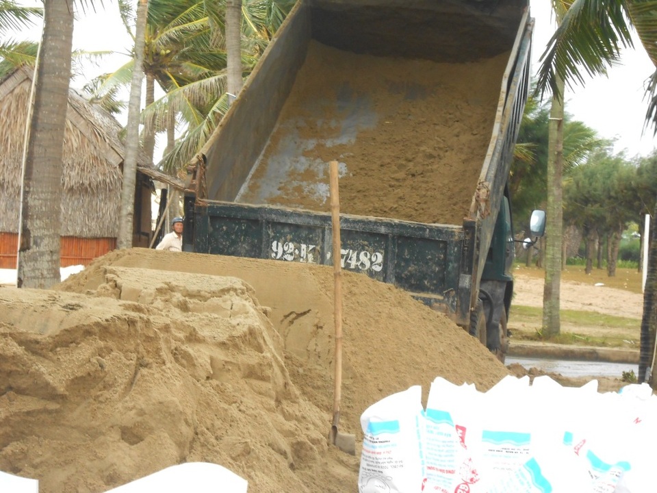 Bãi biển Cửa Đại tiếp tục sạt lở nặng - 13