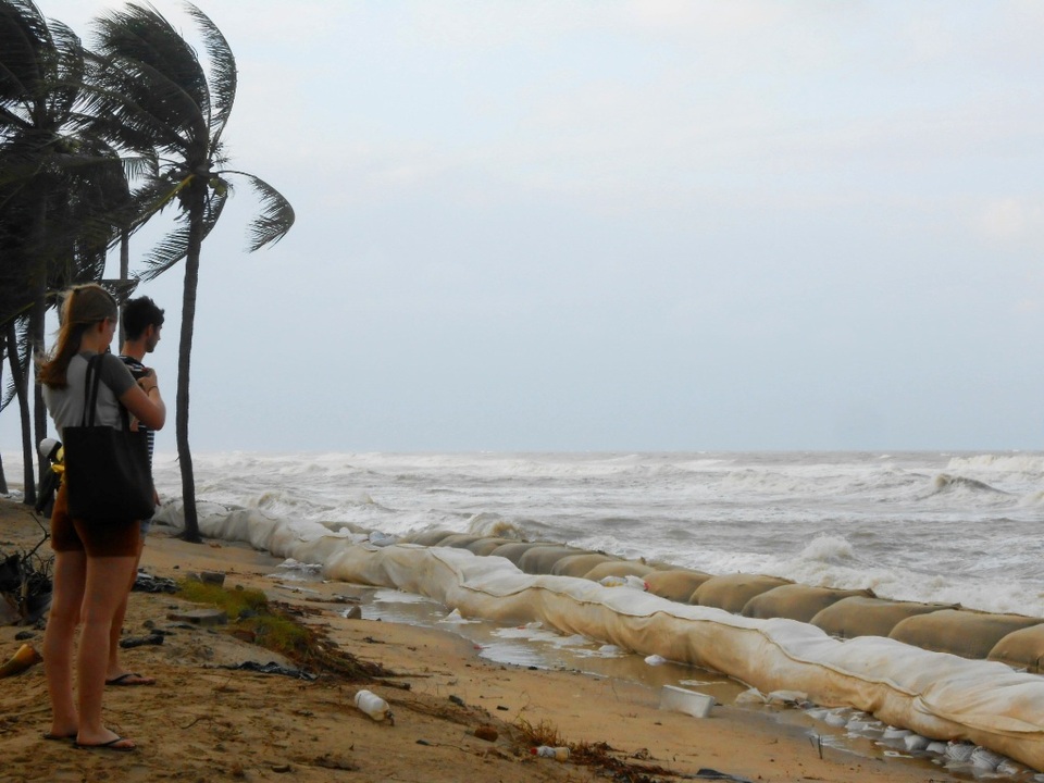 
Người dân và du khách nuối tiếc nhìn biển Cửa Đại tiếp tục bị sạt lở.
