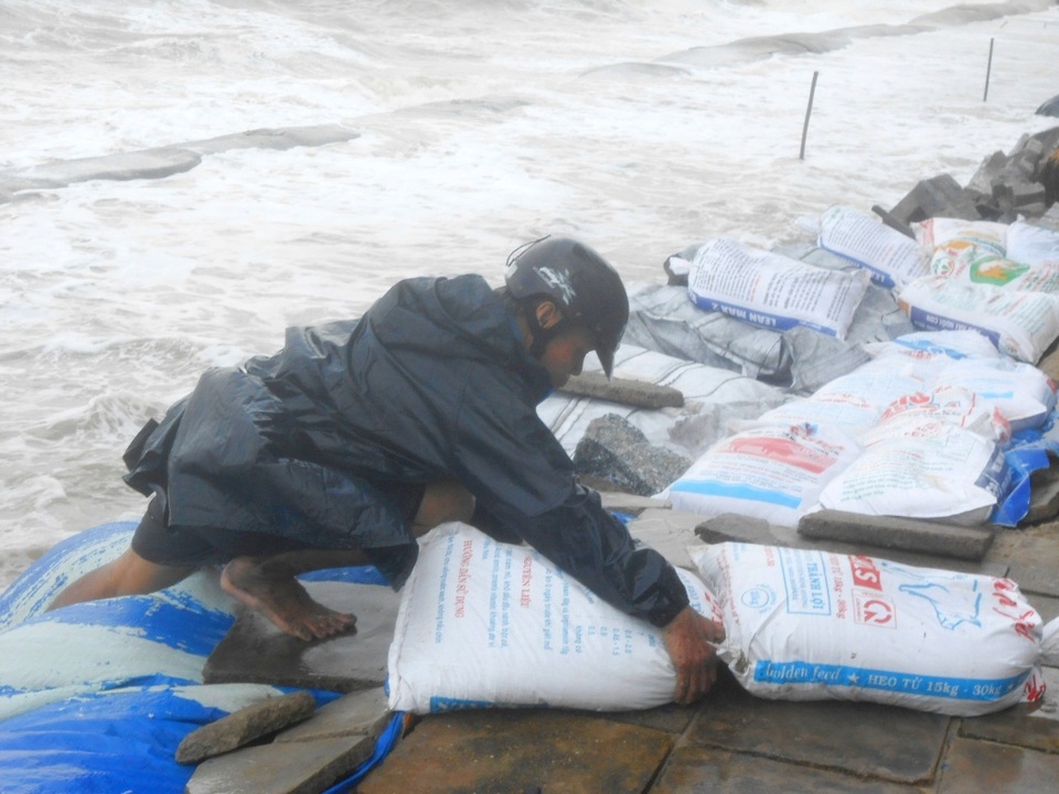 Vật lộn với từng bao cát nặng