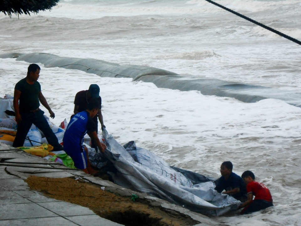 Dầm mình dưới nước biển lạnh, sóng đánh ầm ầm để chống sạt lở