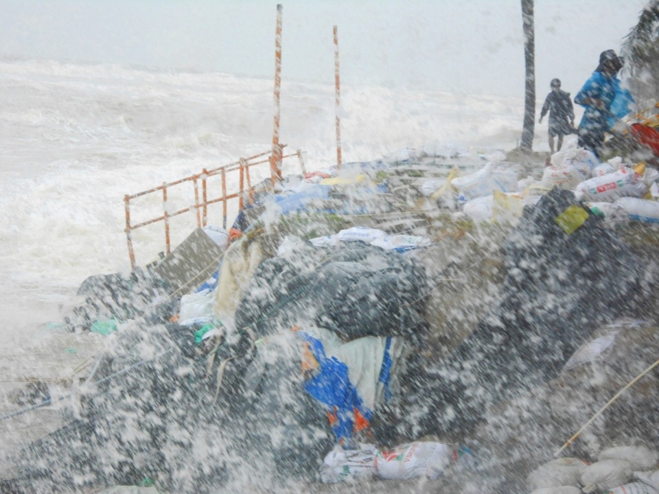 Sóng đánh vào bờ cao đến vài mét khiến người dân khiếp sợ