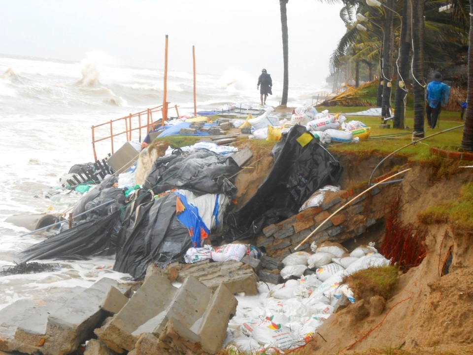 Bờ biển tiếp tục sạt lở mạnh