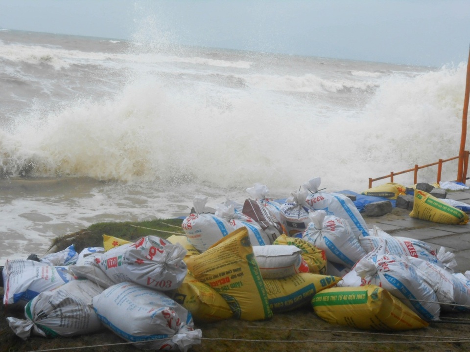 Những bao cát này liệu có chống đỡ được những con sóng lớn?