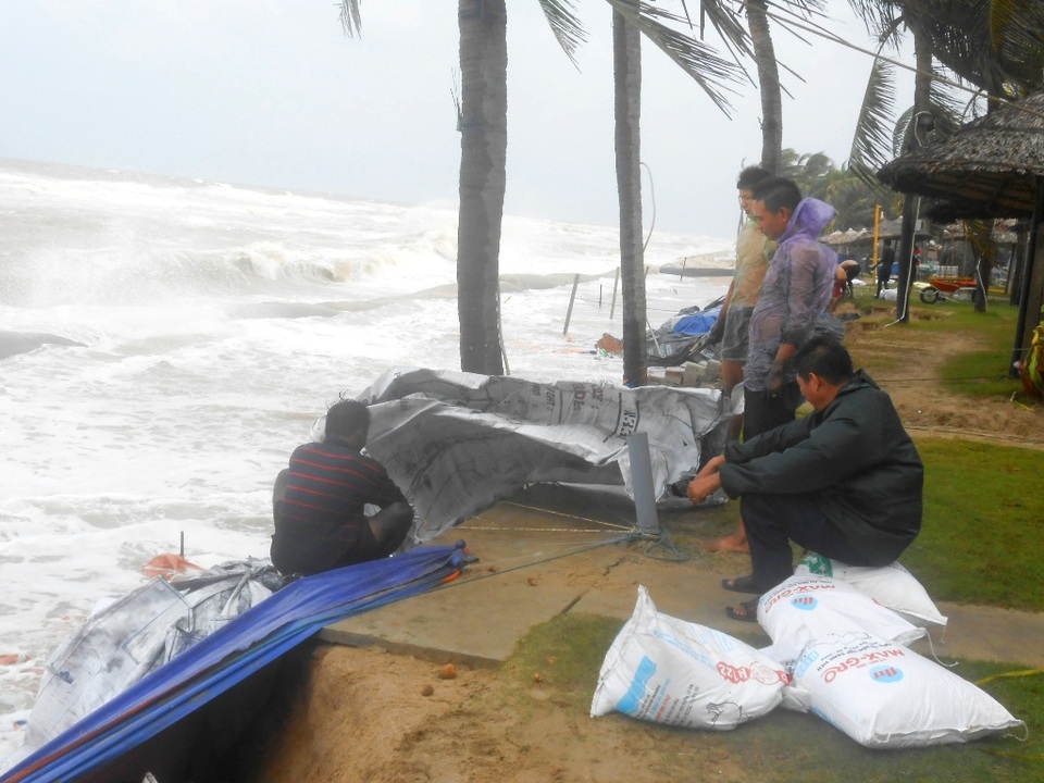 Bơ phờ vì vật lộn cùng bao cát nặng và sóng dữ