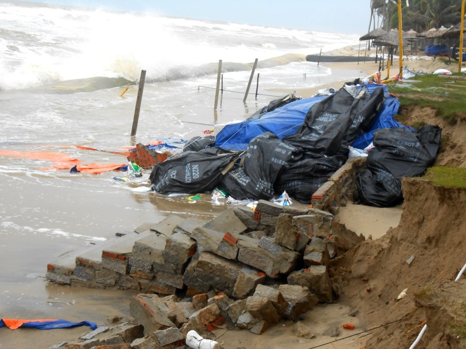 Nhiều người lo lắng sóng biển sẽ ăn sâu vào đất liền