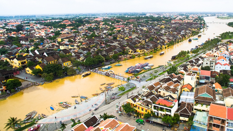 Khách Tây lội nước khám phá phố cổ Hội An... trong lũ - 10 Dòng sông Hoài chia đôi TP Hội An. Có thể nhìn rõ cây cầu An Hội chưa chìm xuống nước