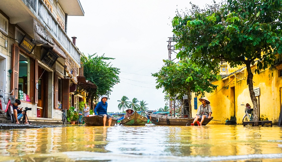 Khách Tây lội nước khám phá phố cổ Hội An... trong lũ - 11 Các chủ ghe đang ngồi đợi khách chở đi ngắm cảnh lụt ở Hội An