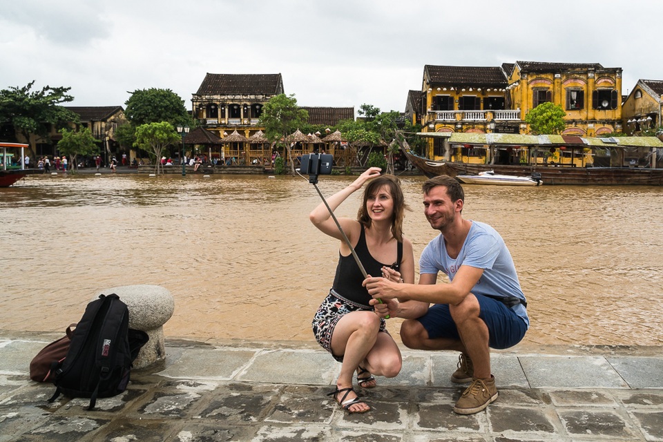 Khách Tây lội nước khám phá phố cổ Hội An... trong lũ - 6 Hai du khách nước ngoài tự sướng với dòng sông Hoài mùa lũ
