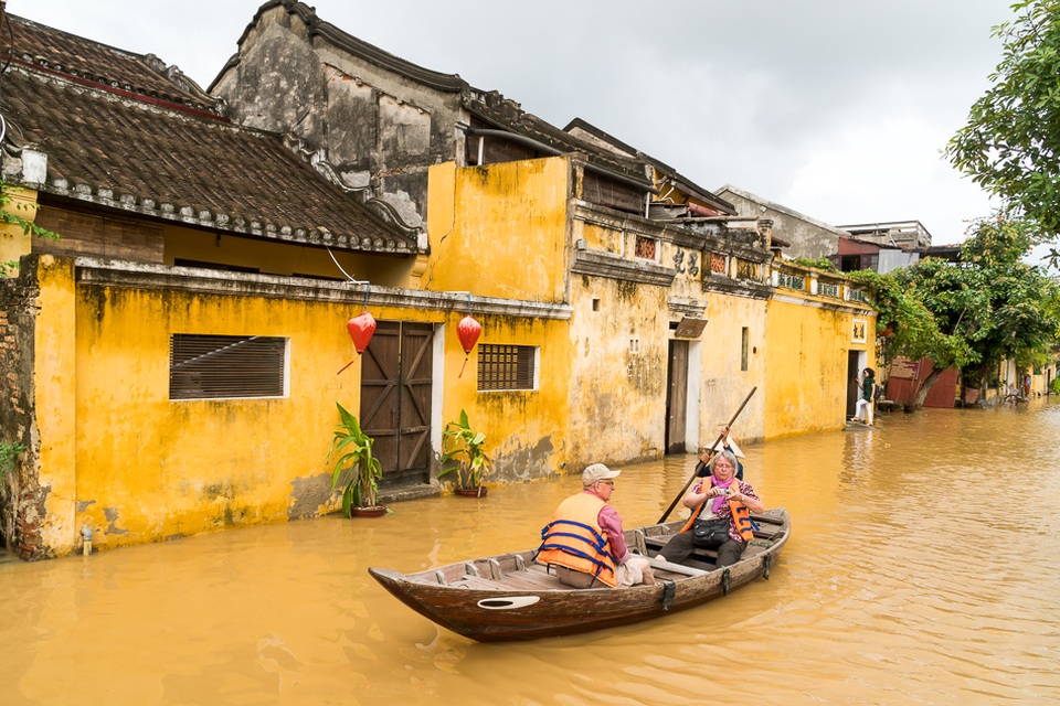 Khách Tây lội nước khám phá phố cổ Hội An... trong lũ - 15 Hình ảnh Hội An khi lũ lên và du khách nước ngoài khám phá lũ.