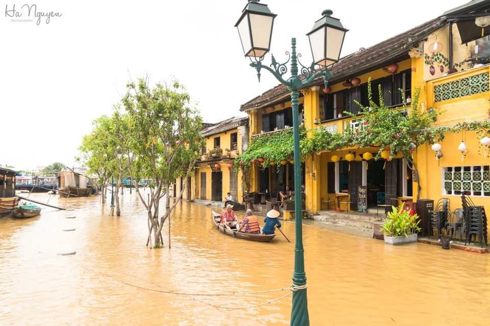 Khách Tây lội nước khám phá phố cổ Hội An... trong lũ - 8 Nước lụt đỏ ngầu dâng lên đường Bạch Đằng
