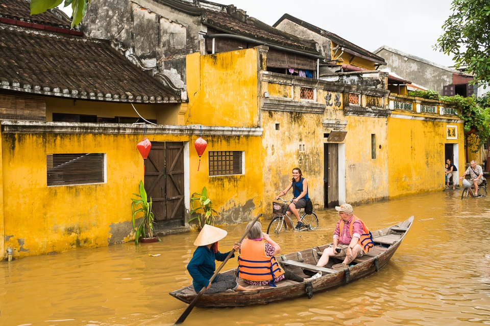 Khách Tây lội nước khám phá phố cổ Hội An... trong lũ - 5
Vừa đi ghe, vừa đi xe đạp. Du khách nước ngoài thích thú với lụt ở Hội An