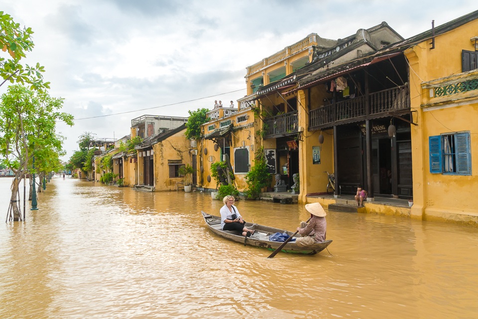 Khách Tây lội nước khám phá phố cổ Hội An... trong lũ - 13 Chèo ghe ngắm cảnh trên đường Bạch Đằng