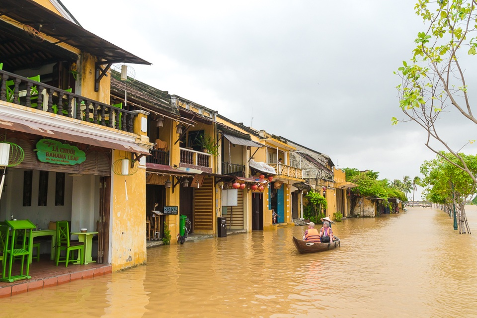 Khách Tây lội nước khám phá phố cổ Hội An... trong lũ - 7 Thay vì đi bộ ngắm cảnh, nay du khách có thêm trải nghiệm mới: Đi ghe ngắm phố cổ Hội An