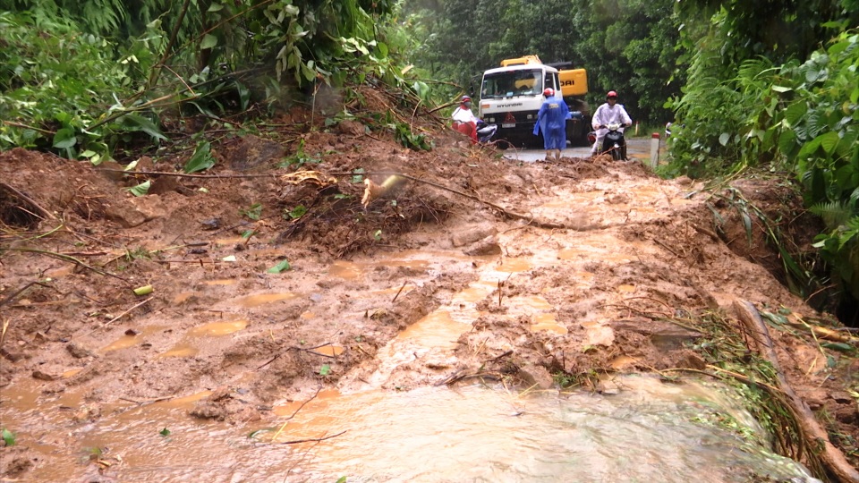 "Dù bị mưa lũ cô lập cả tuần bà con cũng không lo đói" - 1 QL40B từ Tam Kỳ lên Nam Trà My bị tắc do mưa lũ