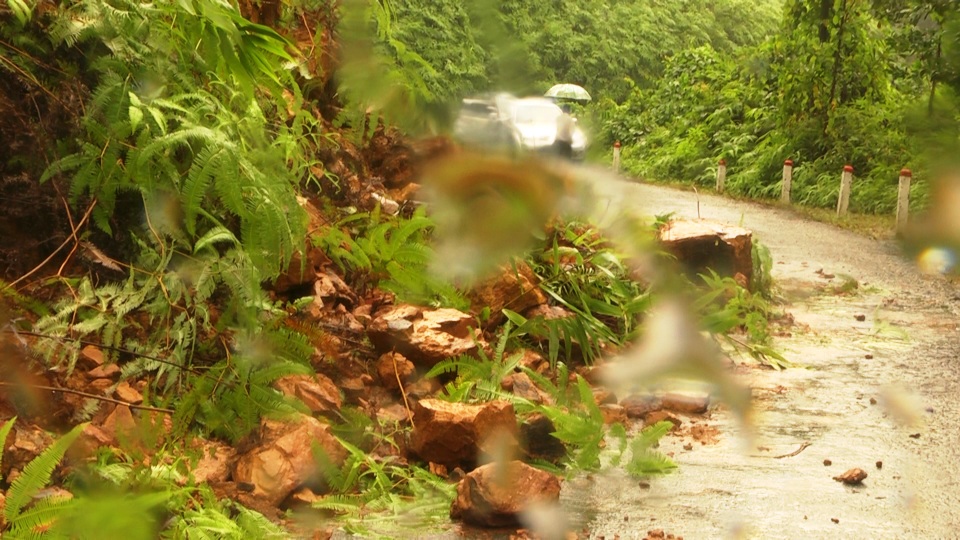 "Dù bị mưa lũ cô lập cả tuần bà con cũng không lo đói" - 2 Nhiều điểm đất đá sạt lở khiến giao thông bị đình trệ