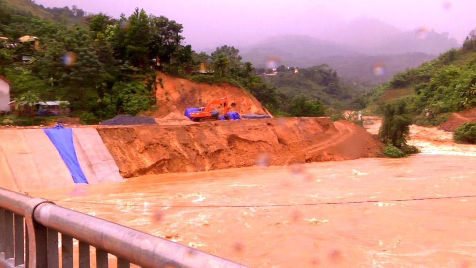 "Dù bị mưa lũ cô lập cả tuần bà con cũng không lo đói" - 3 Lũ lớn làm sạt lở bờ sông Tranh đoạn qua trung tâm huyện Nam Trà My