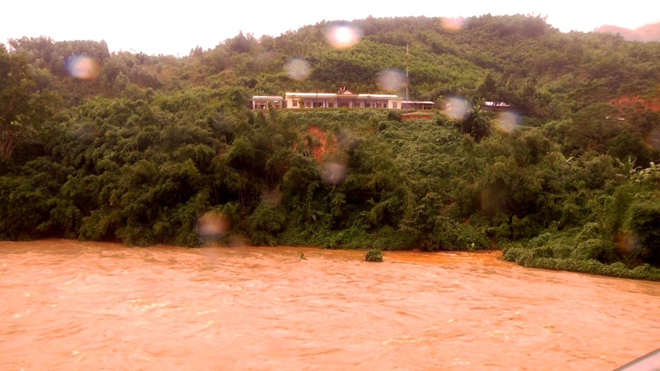 "Dù bị mưa lũ cô lập cả tuần bà con cũng không lo đói" - 4 Công sở, trường học bị đe dọa do mưa lũ