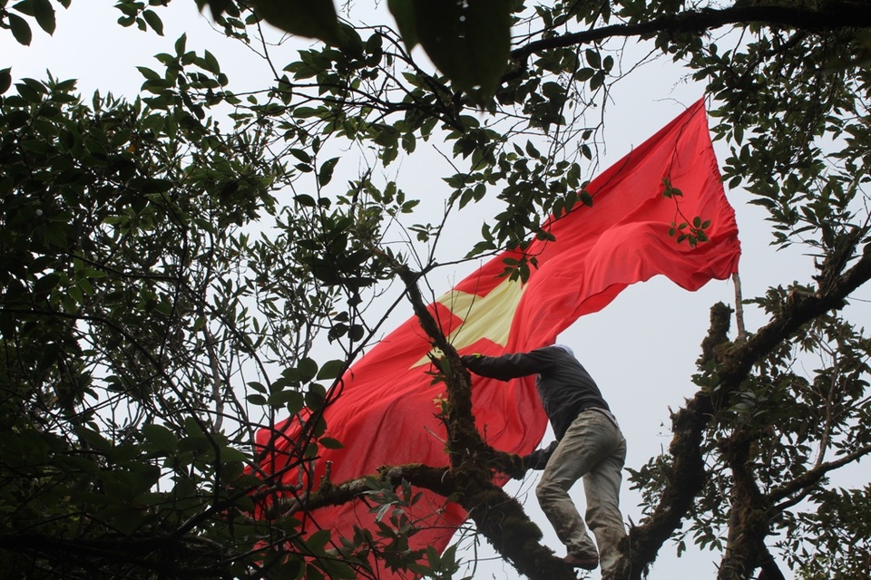 Cắm cờ Tổ quốc lên cây đỗ quyên trên đỉnh Trường Sơn