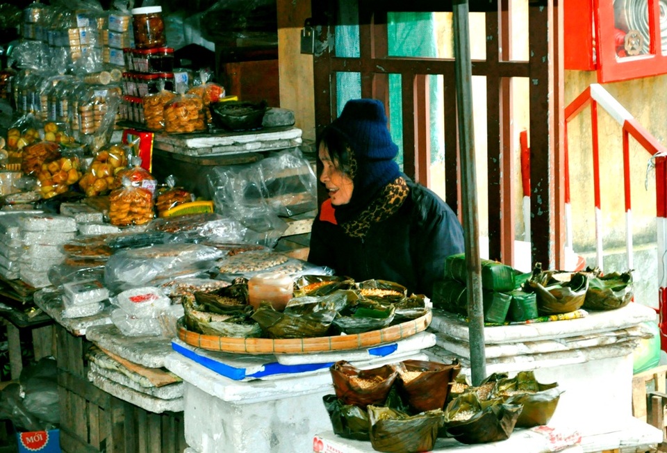 Nhiều đặc sản truyền thống được bày bán