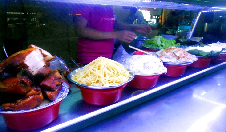 Cao lầu, bánh hoa hồng trắng, mỳ quảng… là những món ăn địa phương được yêu chuộng