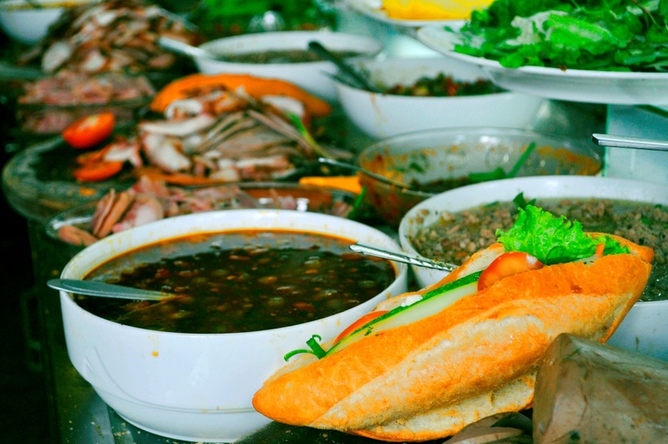 Bánh mỳ Hội An kẹp pate, thịt xíu, rau thơm…là món bạn không nên bỏ qua