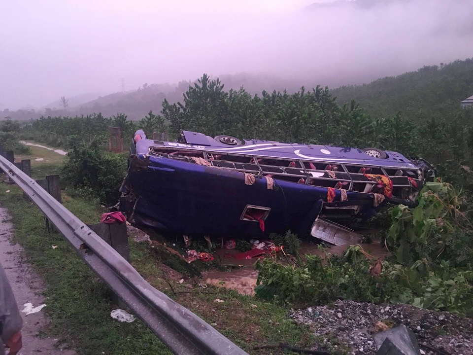 2 người chết, 14 người bị thương trong chiếc xe khách lật - 1
Chiếc xe khách giường nằm bị lật xuống lề đường, bung hẳn nóc xe.