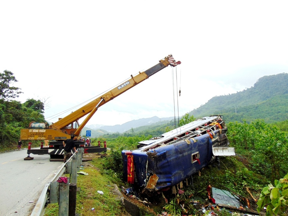 Vụ lật xe khách: Đôi vợ chồng Việt kiều tử vong - 3 Xe cứu hộ đang cẩu xe khách BKS 47B -005.66 lên
