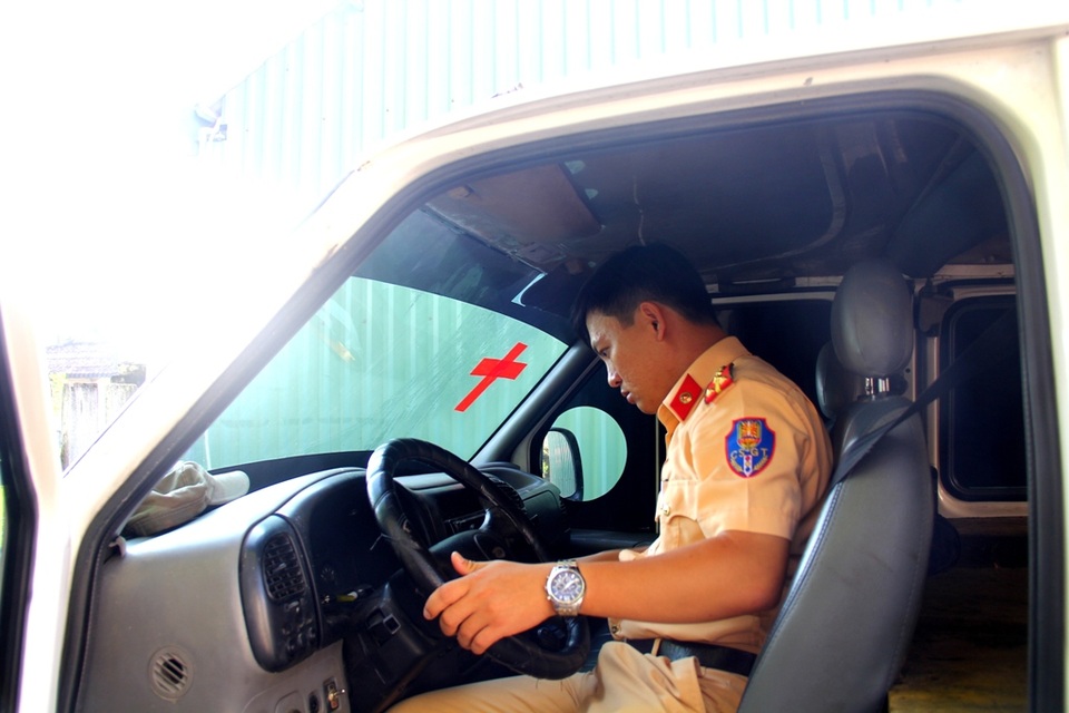 Xe khách dán dấu chữ thập của xe tang để qua mặt lực lượng chức năng