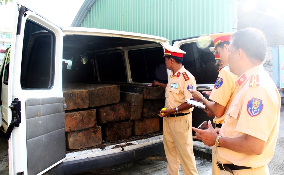 Số gỗ lậu trên xe khách. (Ảnh: CSGT cung cấp)