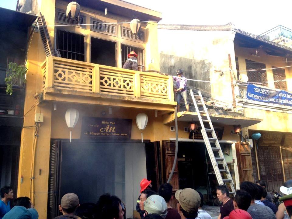 Hiệu vải trong phố cổ Hội An bốc hỏa, du khách hoảng loạn - 2 Lực lượng chữa cháy trên tầng 2 của hiệu vải An