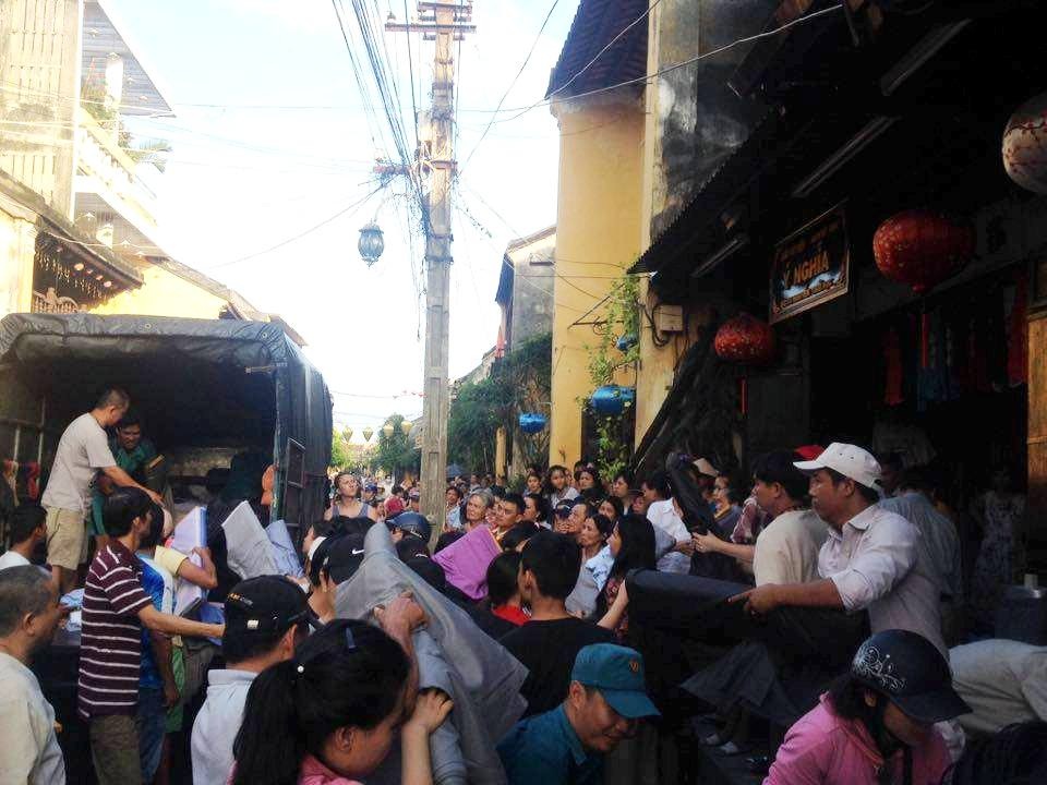Hiệu vải trong phố cổ Hội An bốc hỏa, du khách hoảng loạn - 3 Các cuộn vải tầng 1 được người dân nhanh chóng hỗ trợ chuyển ra ngoài