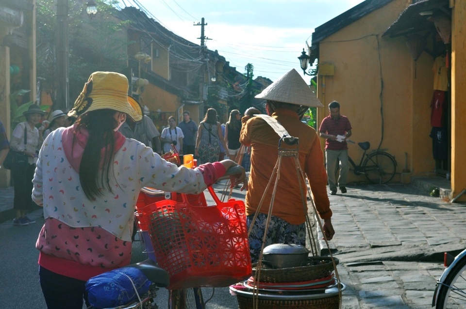 Mang theo cả gánh nặng cuộc sống