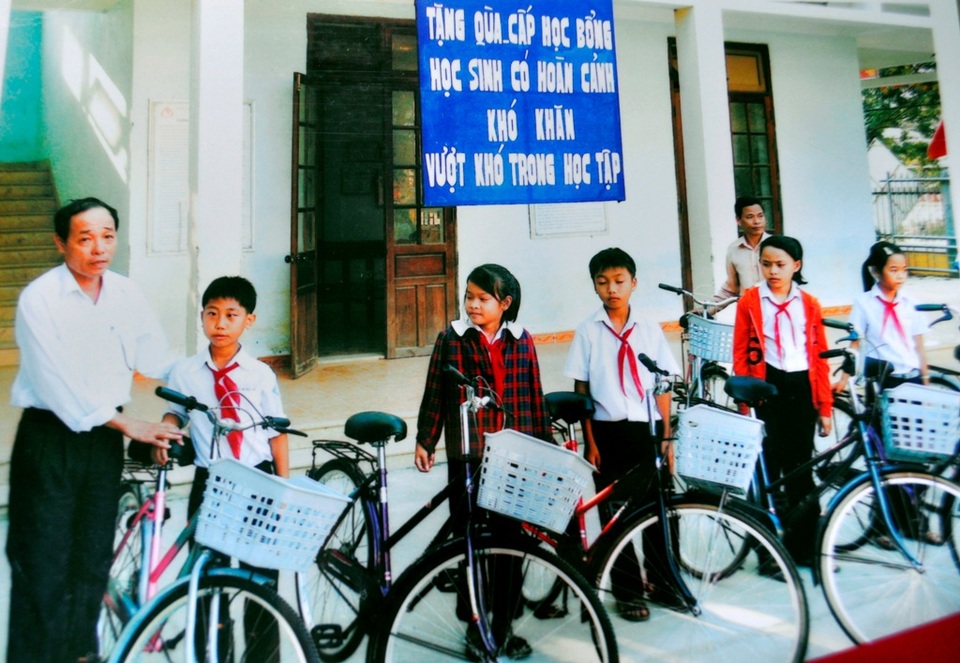 Từ vận động của Hội, học sinh có hoàn cảnh khó khăn được trao tặng xe đạp