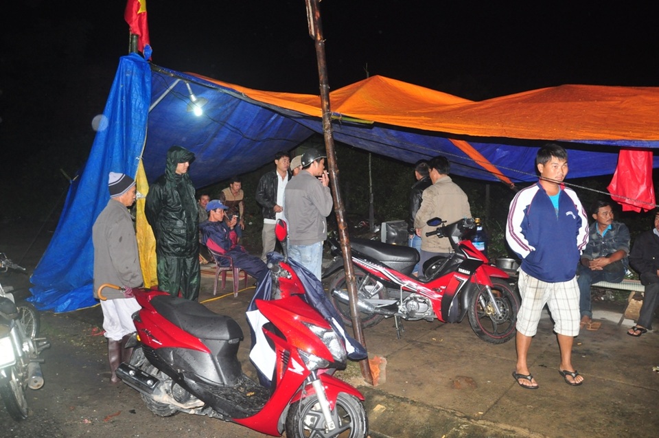Nhà máy thép Việt Pháp được phê duyệt báo cáo đánh giá tác động môi trường - 2 Năm 2012, người dân xung quanh nhà máy dựng lều để phản đối ô nhiễm