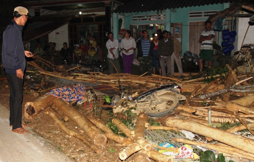 
​ Rất nhiều người dân đứng xem vụ tai nạn giao thông
