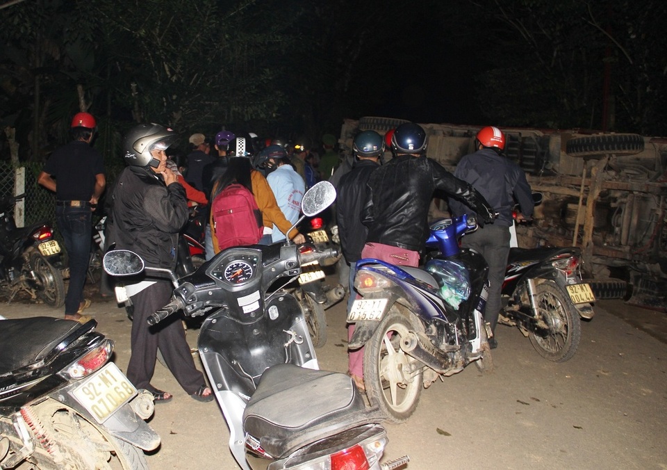 
​ Rất nhiều người dân dừng xe tại hiện trường vụ tai nạn giao thông
