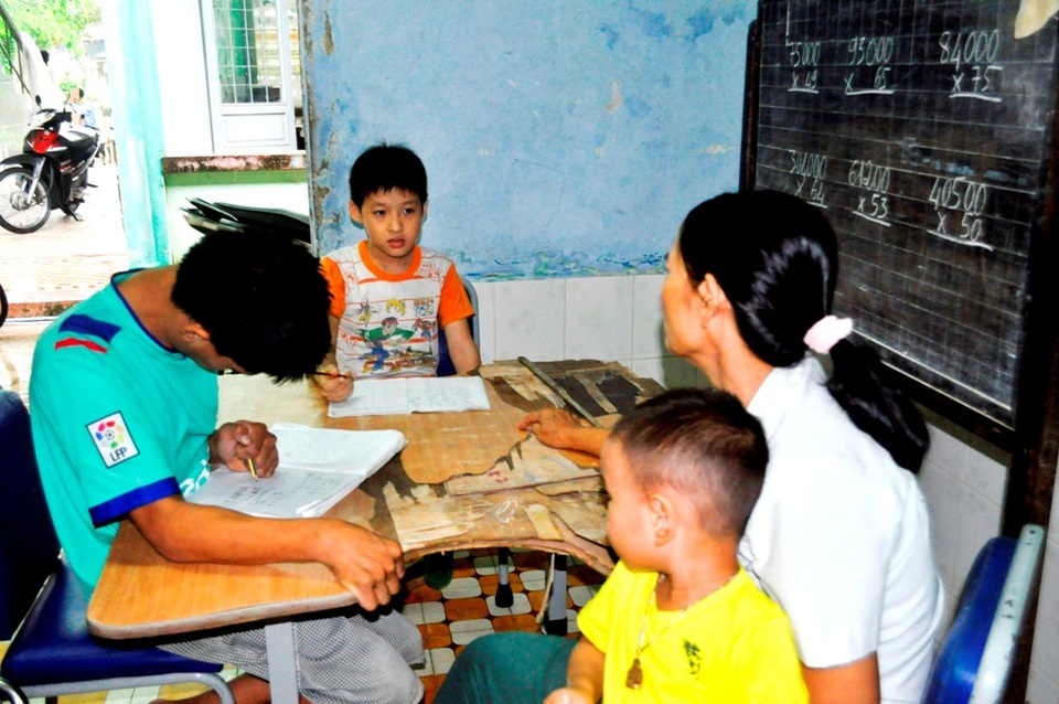 Dạy các em viết chữ, điều đơn giản với trẻ bình thường nhưng với các em biết được một con chữ đã là điều kỳ tích