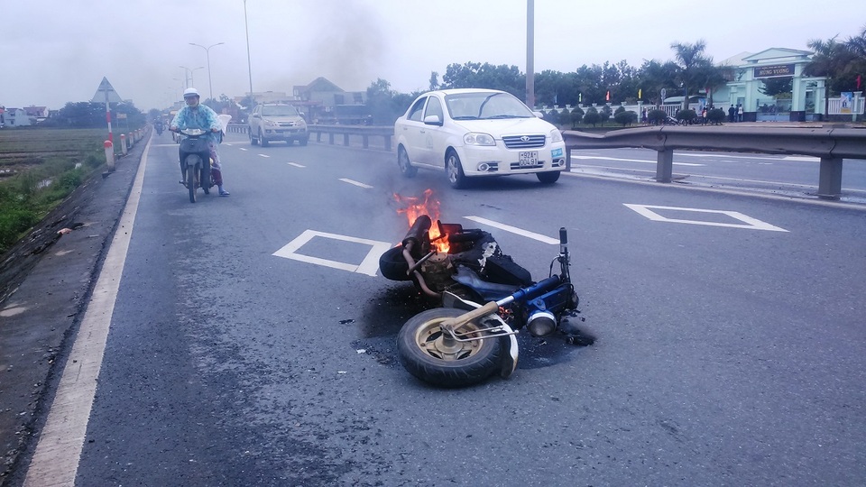 Xe máy đang bốc cháy lớn trên đường (Ảnh: CTV)