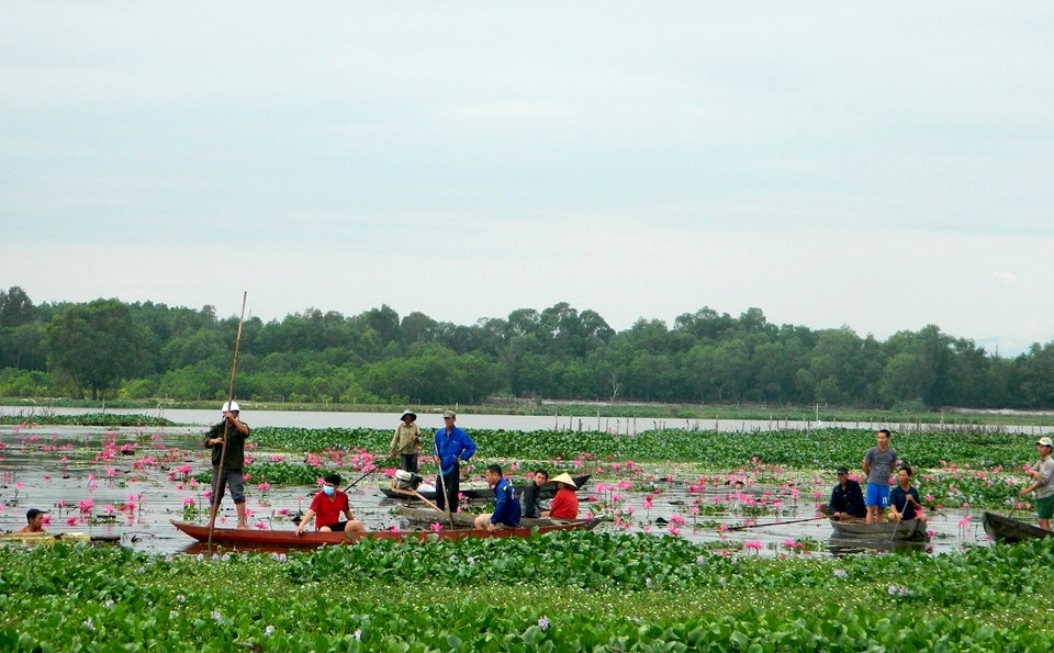 
Lực lượng năng cùng người dân tổ chức tìm kiếm và đưa thi thể nam thanh niên lên bờ.
