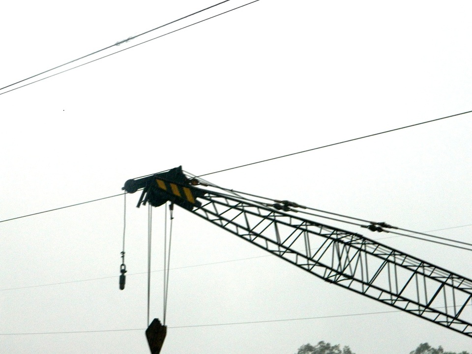 Cần cẩu sà lan vướng vào dây điện 110kV