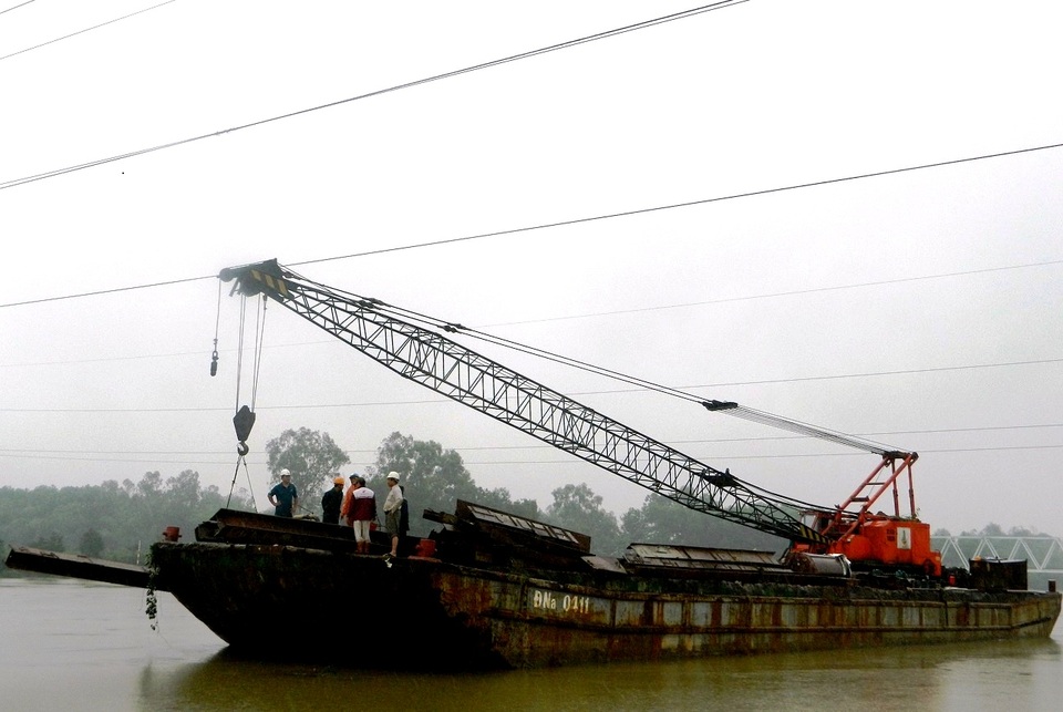 Sà lan bị đứt neo trôi trên sông Tam Kỳ vướng vào đường dây điện 110kV