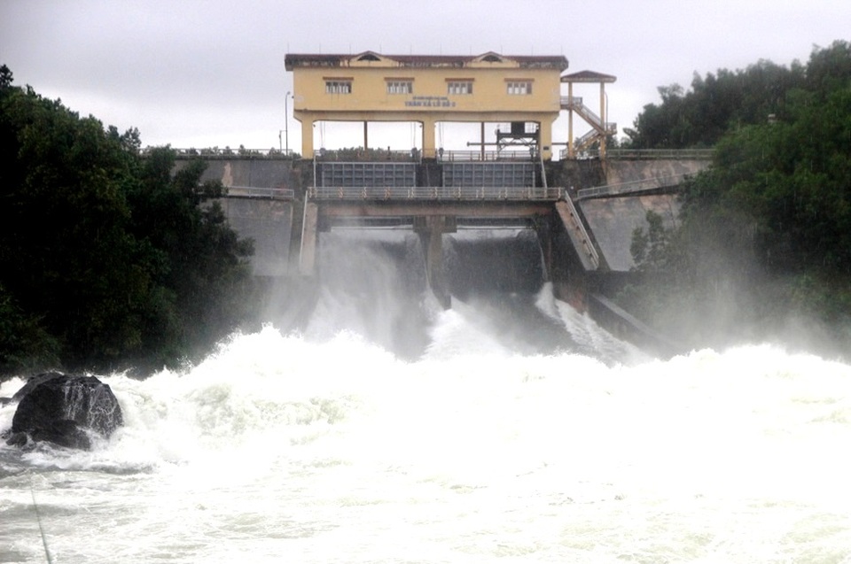 Mưa lớn cộng thủy điện xả lũ, nhiều nơi ngập sâu - 1 Hồ thủy lợi Phú Ninh xả lũ